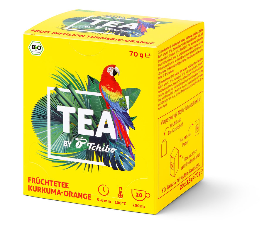 Žlto-oranžové balenie čaju TEA by Tchibo BIO s príchuťou kurkumy a pomaranča s papagájom ara. Balenie obsahuje 8 x 20 čajových vrecúšok.