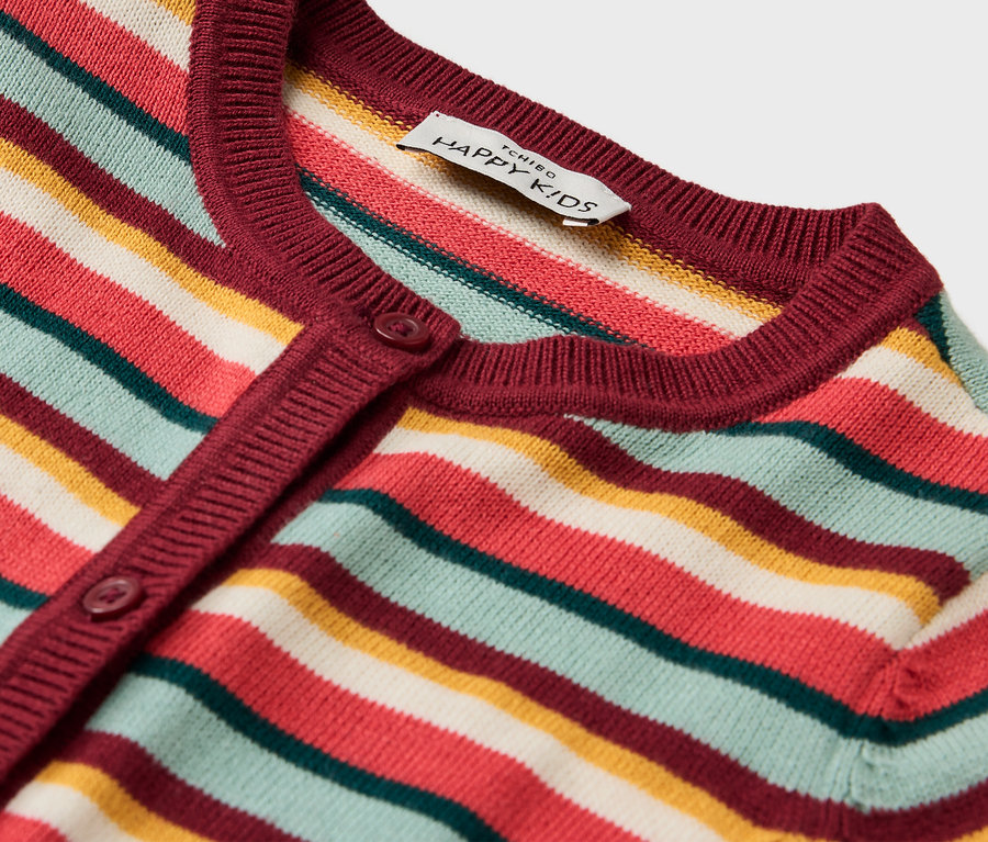 Detail detského pásikavého svetra Kinder-Strickjacke s bordovým lemom a gombíkmi.
