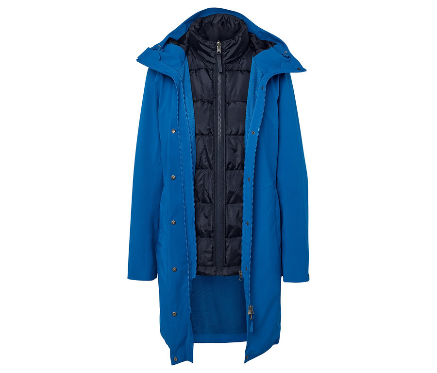 Modrý kabát s čiernou vestou.