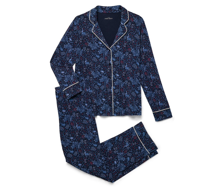 Tmavomodrá pyžamová súprava s celoplošnou potlačou leží zložená na bielom pozadí.