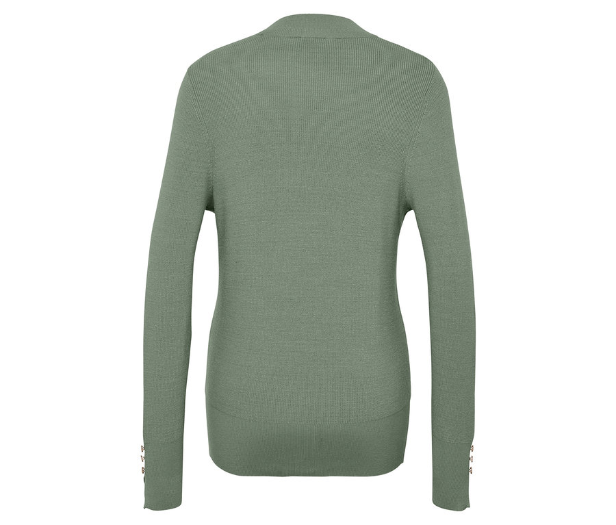 Pohľad zozadu na olivovo zelený sveter s gombíkmi na zápästí, umiestnený na bielom pozadí.