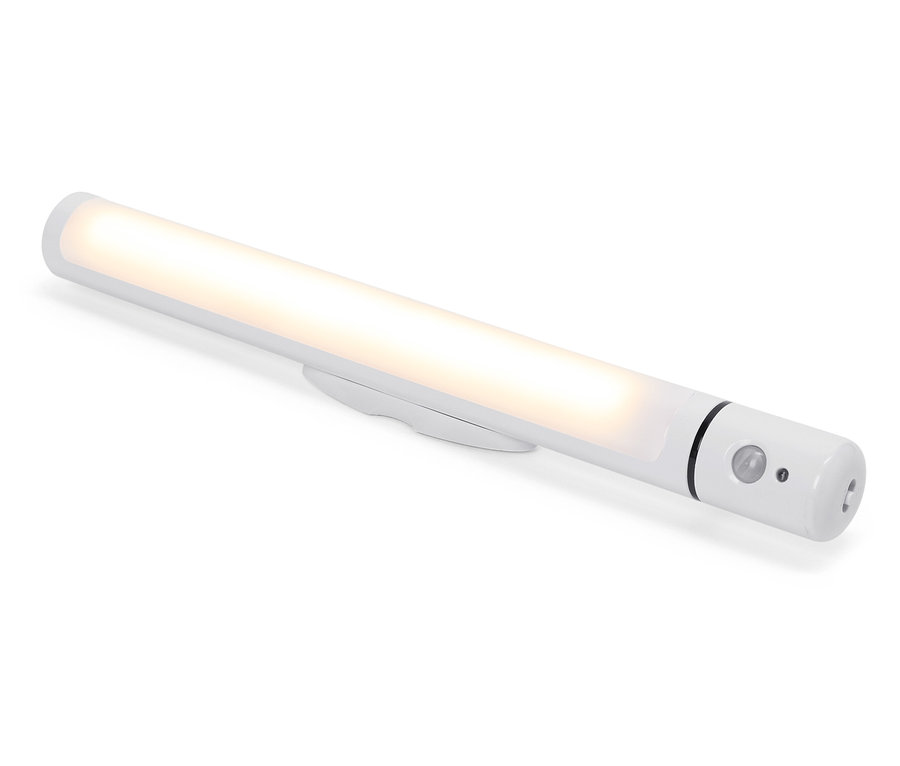 Biele LED svetlo s pohybovým senzorom leží na bielom pozadí.