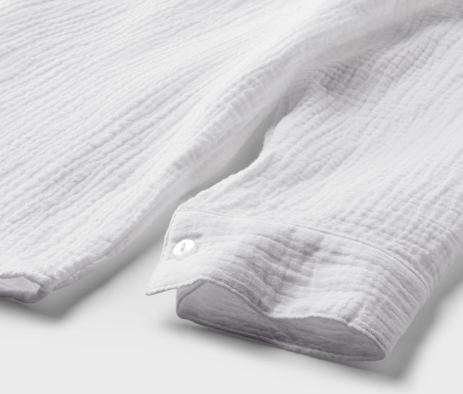 Detail bielej mušelínovej blúzky.