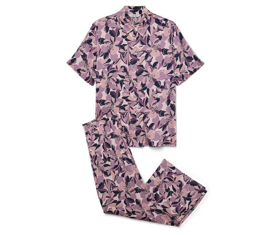 Fialové pyžamo s krátkym rukávom a kvetinovým vzorom.
