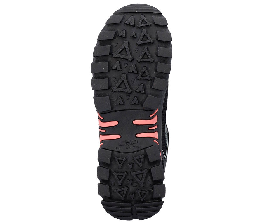 Podrážka čiernej trekingovej topánky s oranžovými akcentmi a hrubým dezénom.