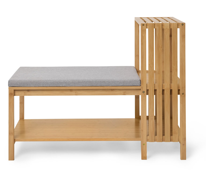 Drevená lavica so sivou sedacou plochou a policou pod ňou.