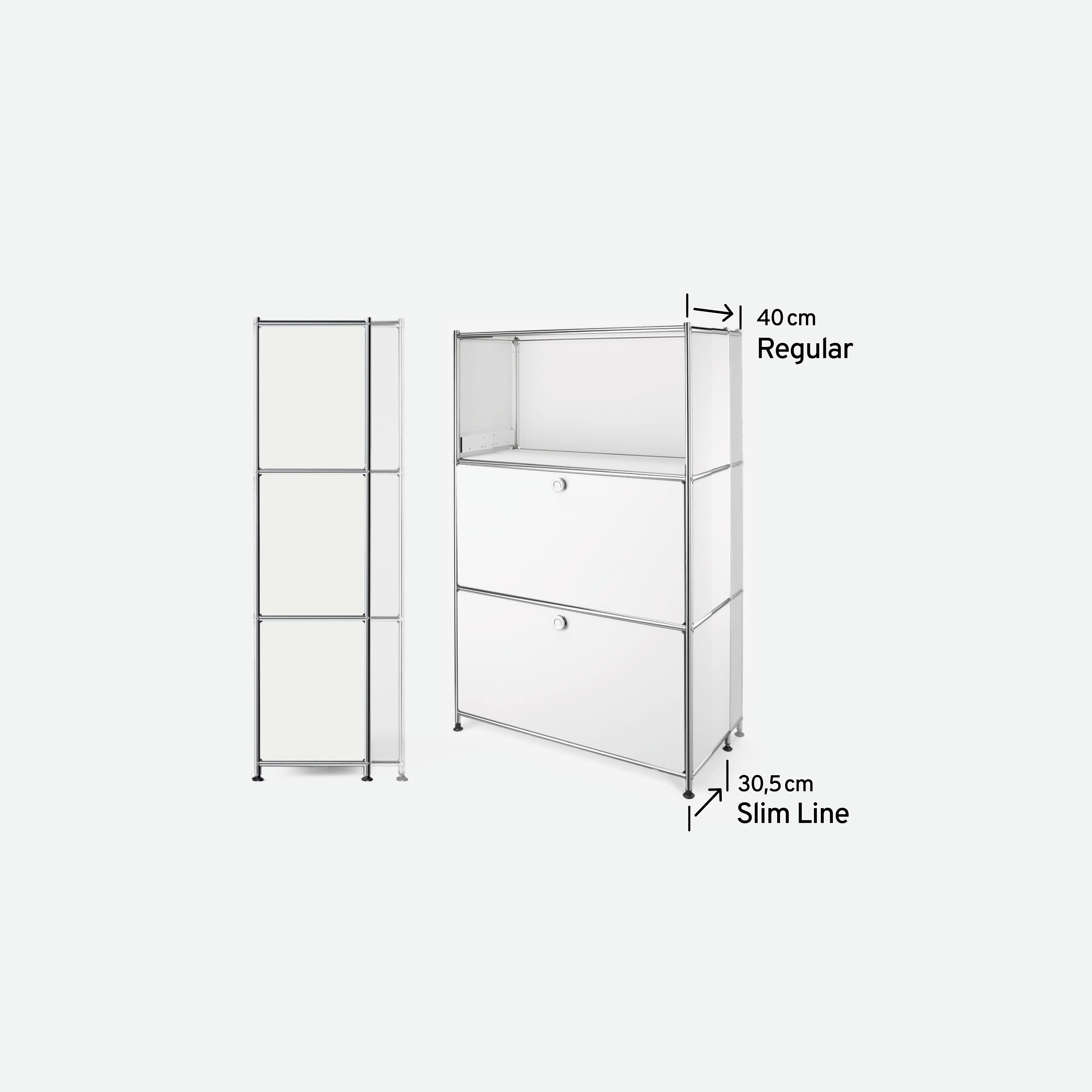Dva biele regály so striebornými detailmi stoja na bielom pozadí. Ľavý regál je široký 30 cm, pravý 40 cm.
