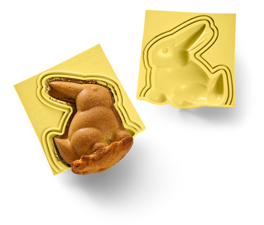 Upečený zajac v žltej forme vedľa prázdnej žltej formy zajaca.