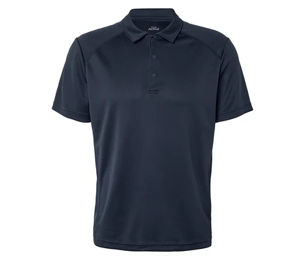 Detailný záber na tmavomodré polo tričko s krátkymi rukávmi a tromi gombíkmi.