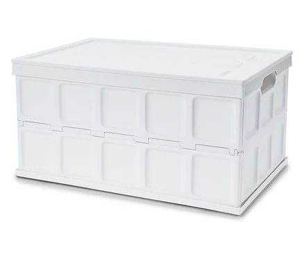 Na bielom pozadí stojí zatvorený biely skladací box s vekom.