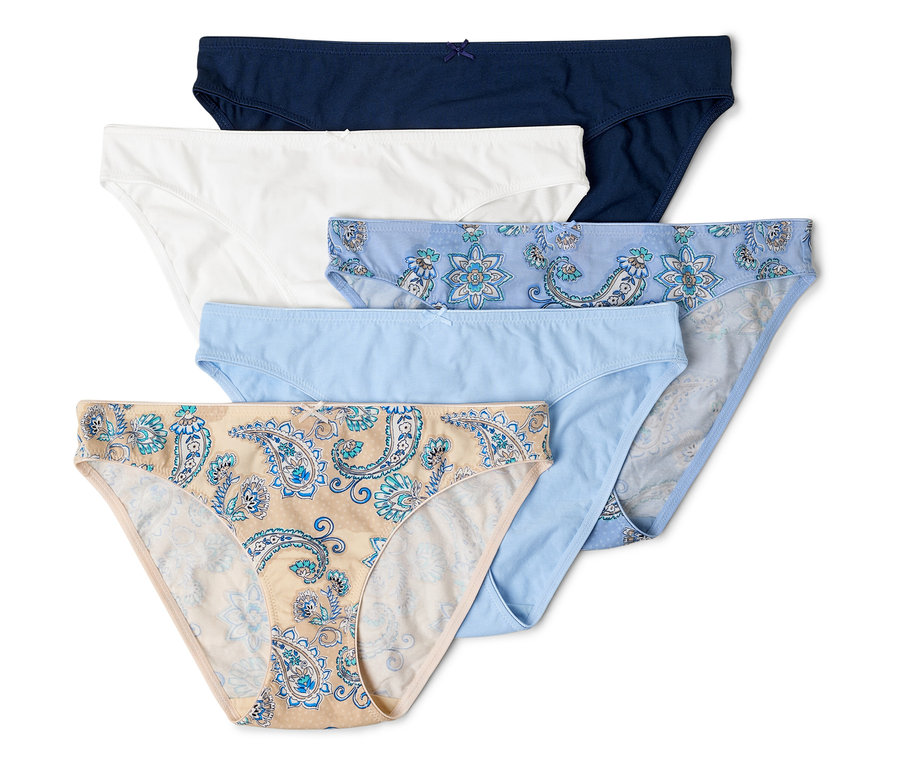 Päť párov bavlnených nohavičiek v námorníckej modrej, bielej, svetlomodrej a s modrou paisley potlačou leží na sebe.