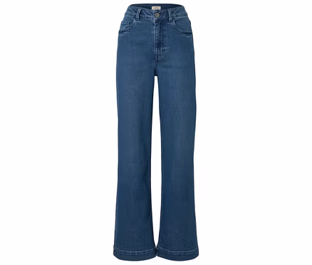 Modré džínsy s rovnými nohavicami ležia na bielom pozadí.