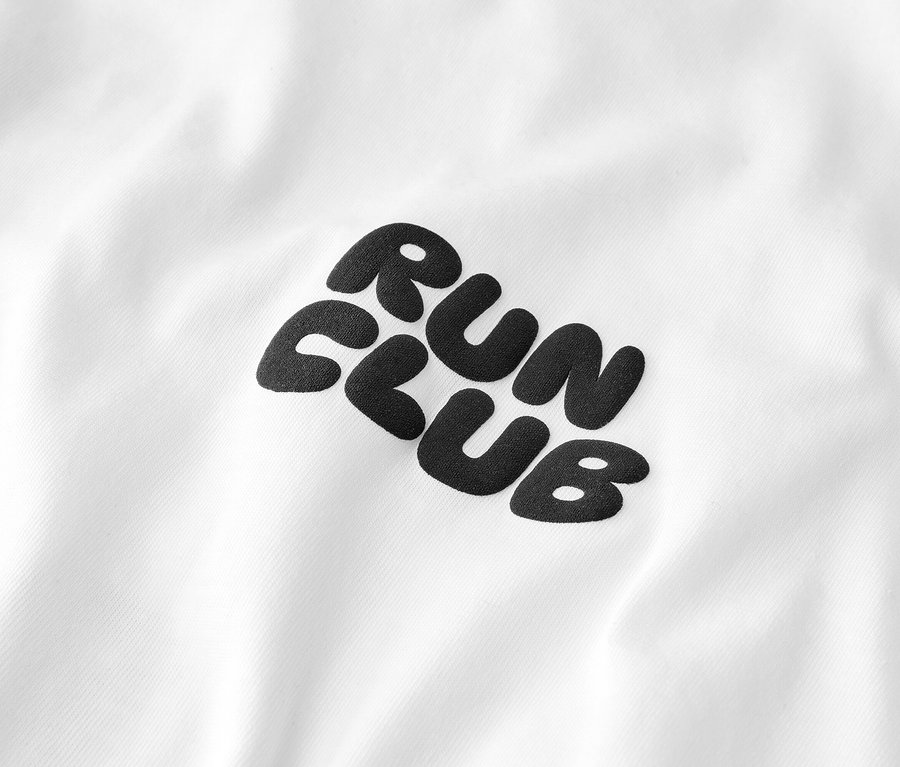 Biele športové tričko s čiernym nápisom "RUN CLUB".