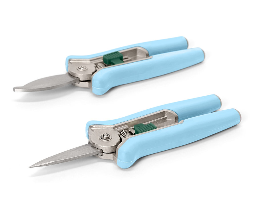 Dvoje svetlých, modrozelených záhradných nožníc ležia diagonálne na bielom pozadí.