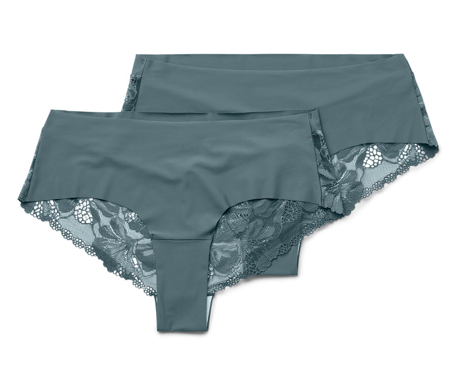 Dvoje sivomodrých dámskych nohavičiek s čipkovanými detailmi ležia na sebe.