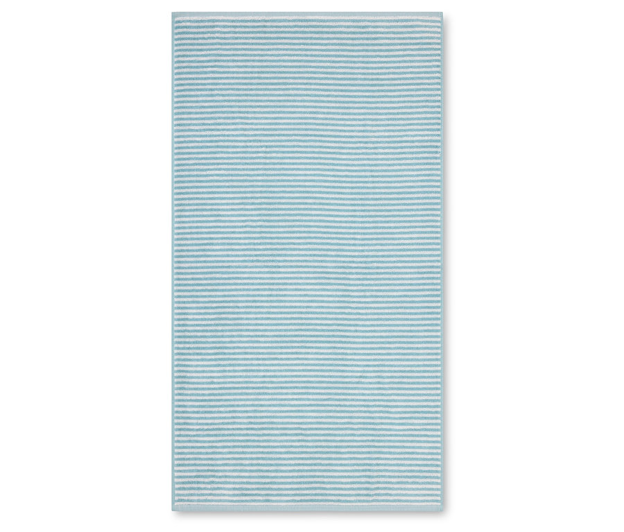 Svetlomodrý prúžkovaný uterák leží plocho na bielom povrchu.
