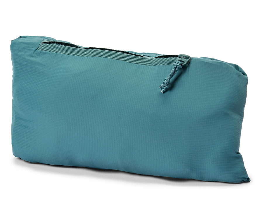 Detailný záber na tyrkysovo-zelenú zloženú bundu so zipsom na bielom pozadí.