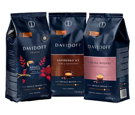 Tri modré balenia kávy Davidoff stoja vedľa seba.