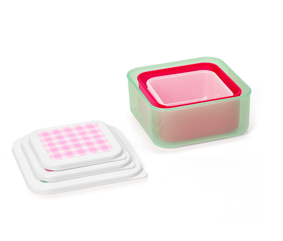 Tri štvorcové stohovateľné viečka nádob s ružovo-bielym károvaným vzorom a tri štvorcové nádoby na potraviny v ružových a zelených tónoch, vložené jedna do druhej.
