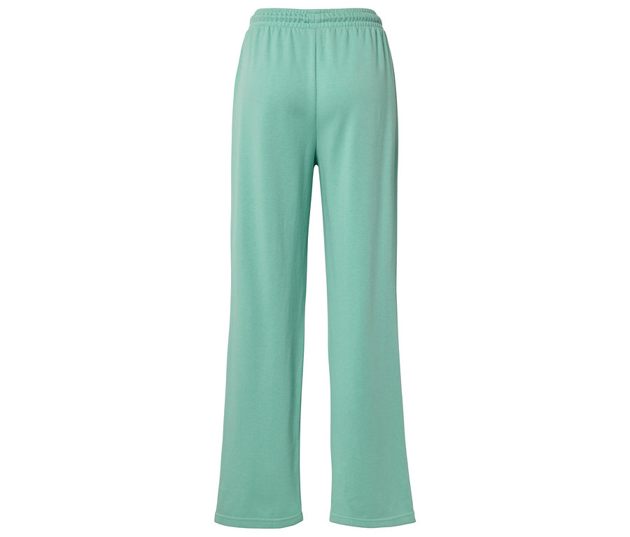 Pohľad zozadu na svetlozelené voľné nohavice s elastickým pásom.