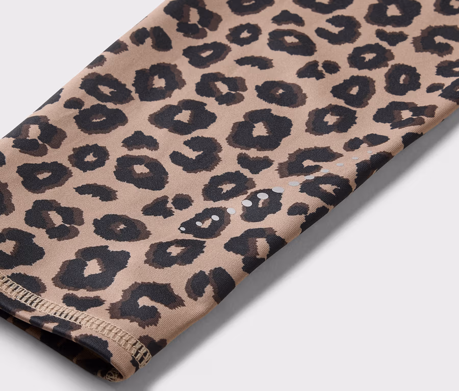 Detailný záber rukáva s leopardím vzorom v odtieňoch hnedej a čiernej.