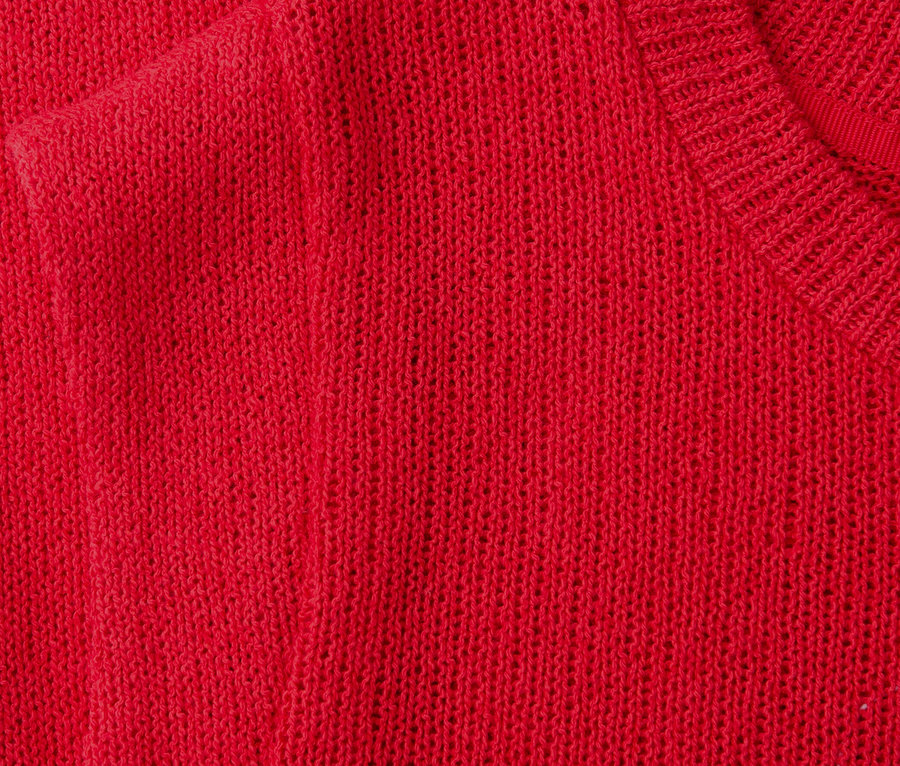 Detail červeného trička Street One s pleteným vzorom.