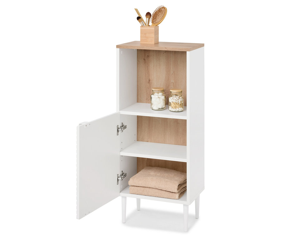 Biela kúpeľňová skrinka s otvorenými dverami. Na vrchu sú kozmetické výrobky, vo vnútri police s vatovými tampónmi, vatovými tyčinkami a uterákmi.