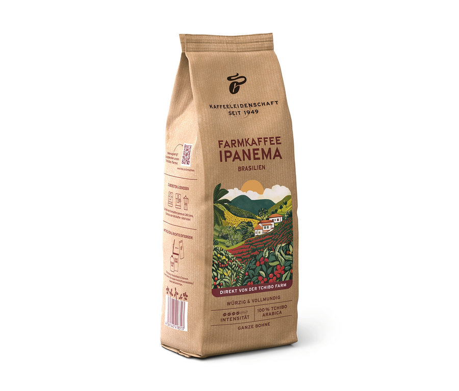 Hnedé papierové balenie kávy Farmkaffee Ipanema s ilustráciou brazílskej kávovej plantáže, označené ako „Ganze Bohne“ (celé zrná) a „100% Tchibo Arabica“.