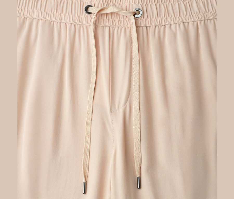 Detail béžových 7/8 nohavíc culotte Street One s elastickým pásom a béžovou sťahovacou šnúrkou so striebornými koncami.