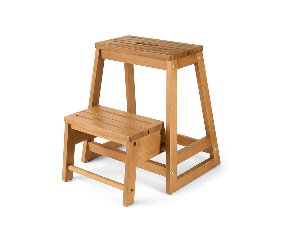 Drevený skladací schodík na bielom pozadí.