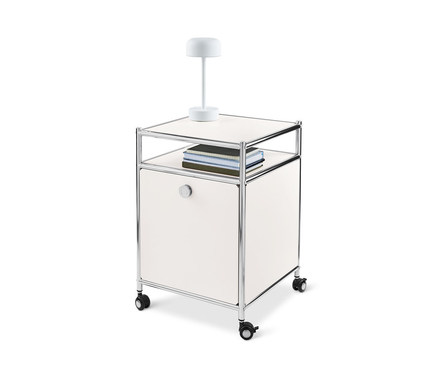 Biely kovový kontajner na kolieskach »CN3« s výklopnou doskou.