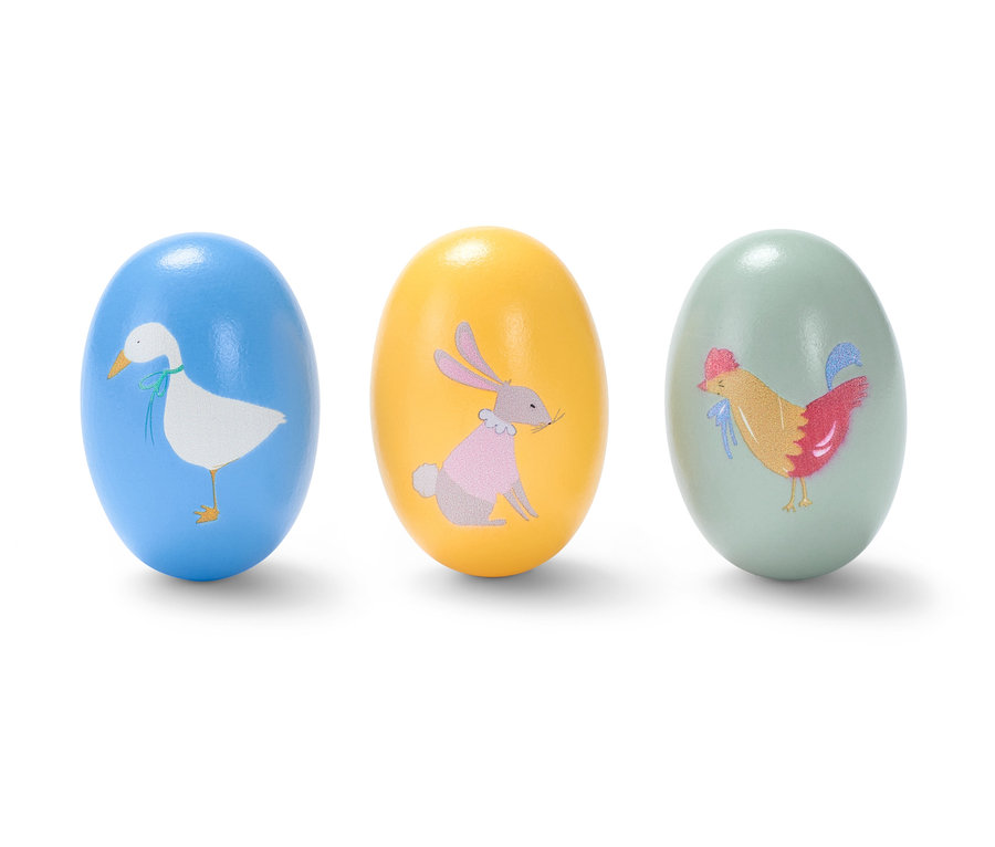 Tri hrkajúce vajíčka s obrázkami zvierat.