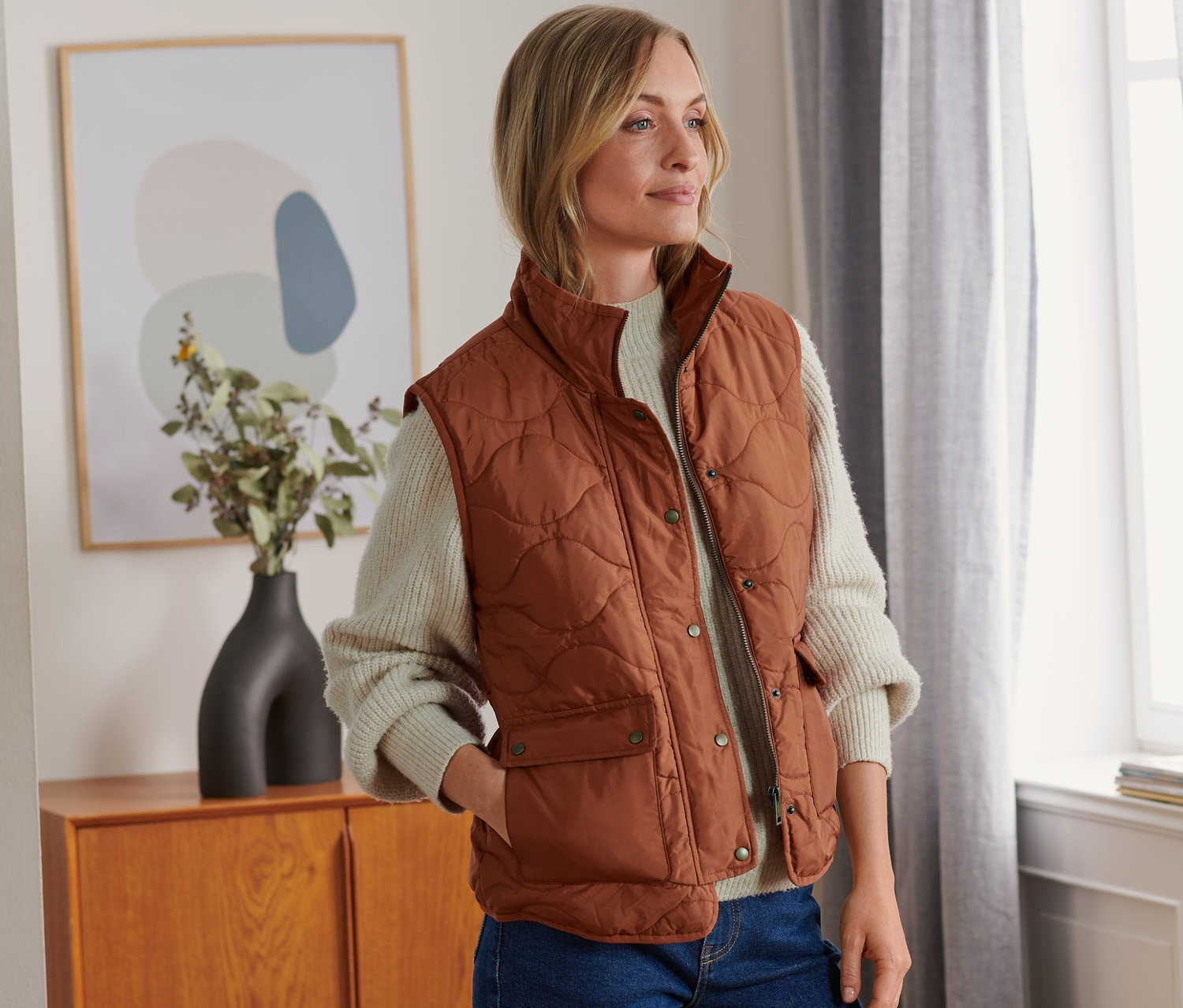 Žena má na sebe prešívanú vestu.