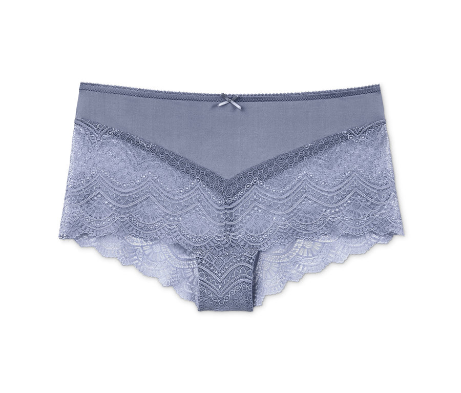 Detail čipkovaných nohavičiek orgovánovomodrej farby s mašličkou v páse.