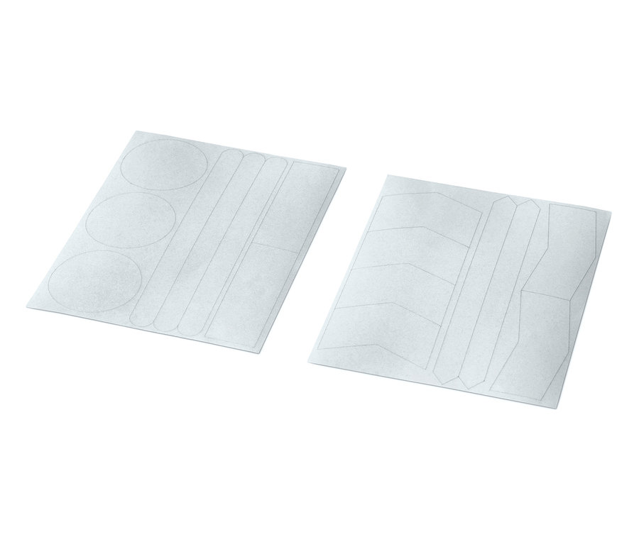 Dva hárky reflexných nálepiek, 16 ks celkom, s rôznymi tvarmi.