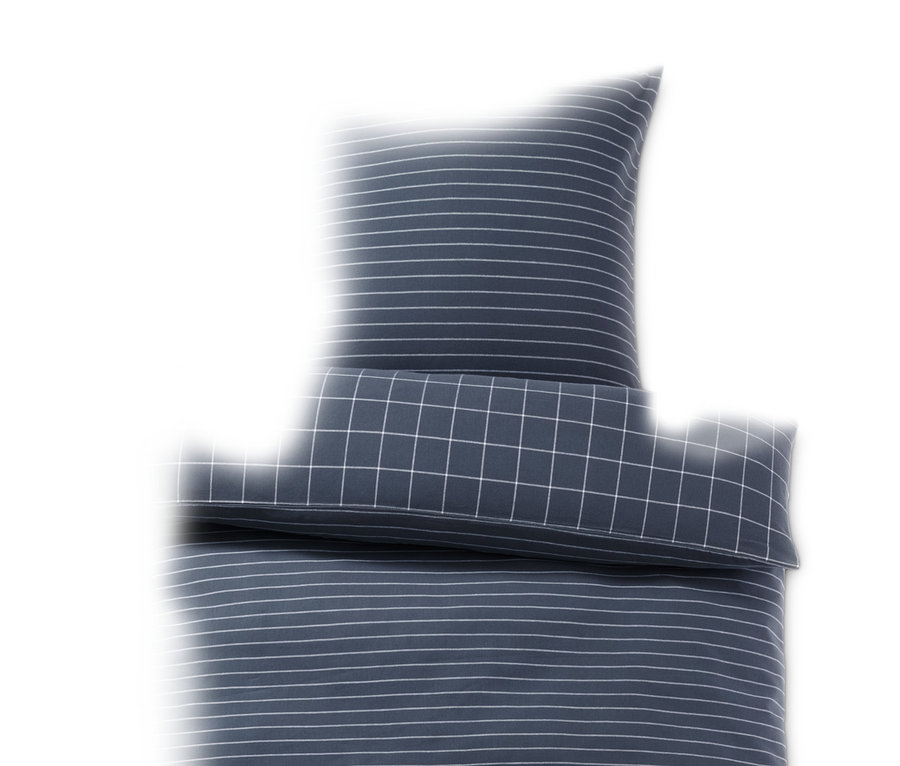 Modrá flanelová posteľná bielizeň so vzorom prúžkov a kociek.