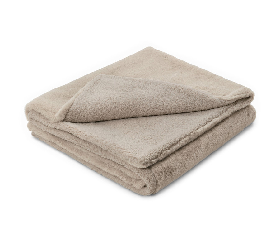 Zložená mäkučká deka z umelej kožušiny.