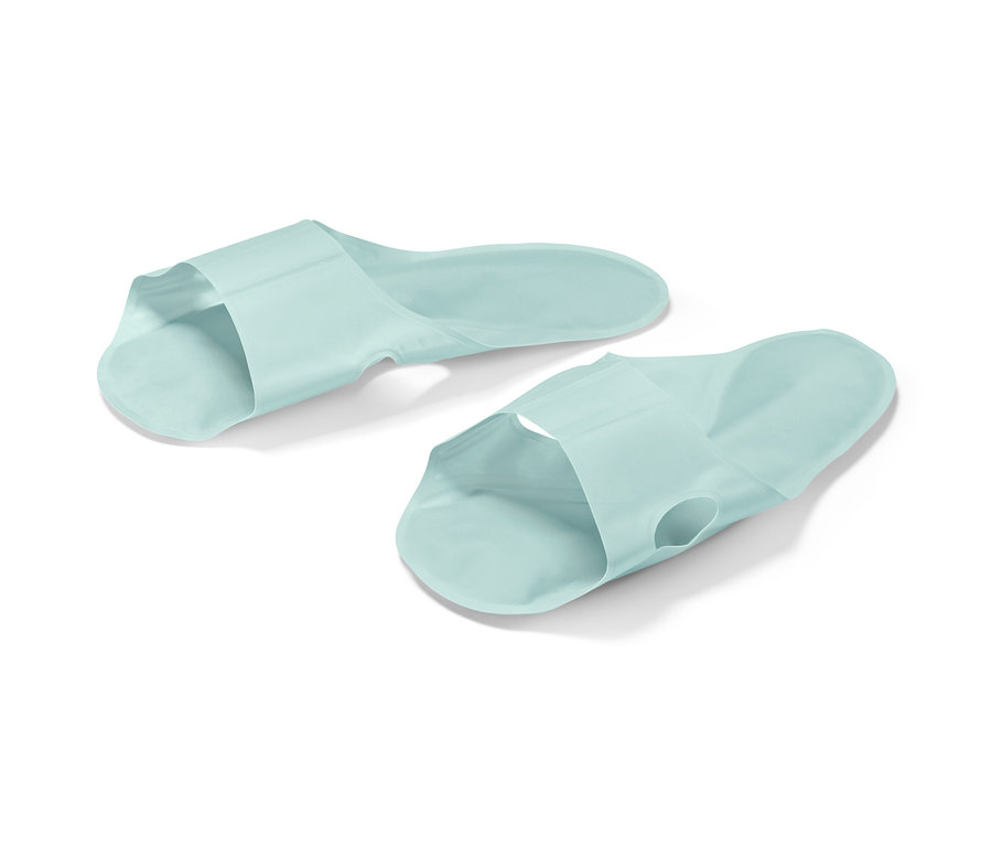 Dve svetlomodré relaxačné podrážky na bielom pozadí.