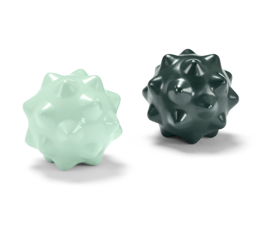 Dve guľôčky na prstovú gymnastiku Qigong, jedna svetlozelená a druhá tmavozelená.