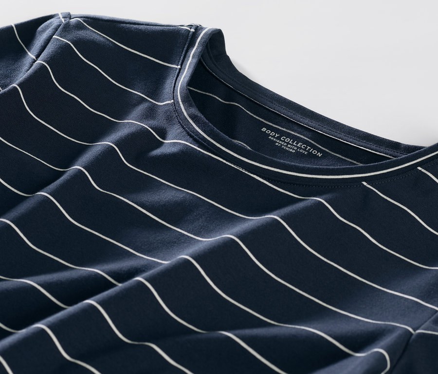 Detail modrého pyžamy s bielymi prúžkami.