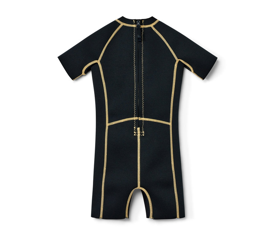 Čierny detský neoprenový oblek s krátkymi rukávmi a zlatým prešívaním.