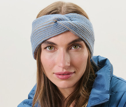 Žena má na sebe pletenú čelenku.