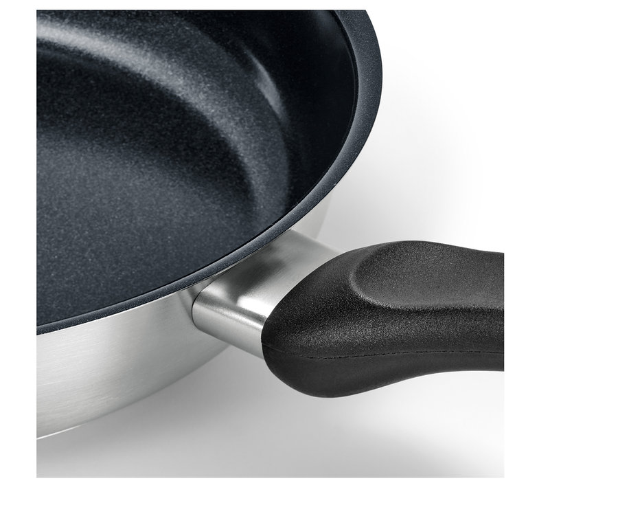 Detailný záber na panvicu z ušľachtilej ocele s kvalitnou keramickou povrchovou úpravou a čiernou rukoväťou.