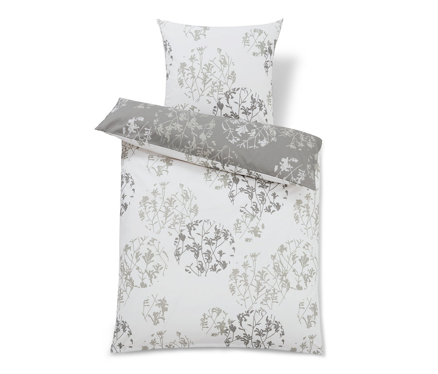 Biela posteľná bielizeň renforcé so sivým kvetinovým vzorom.