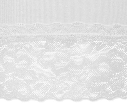 Detail bielych cyklistických šortiek s čipkovým lemom.