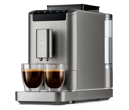 Titanium Silver plnoautomatický kávovar »Esperto2 Caffè« s dvoma pohármi naplnenými kávou.