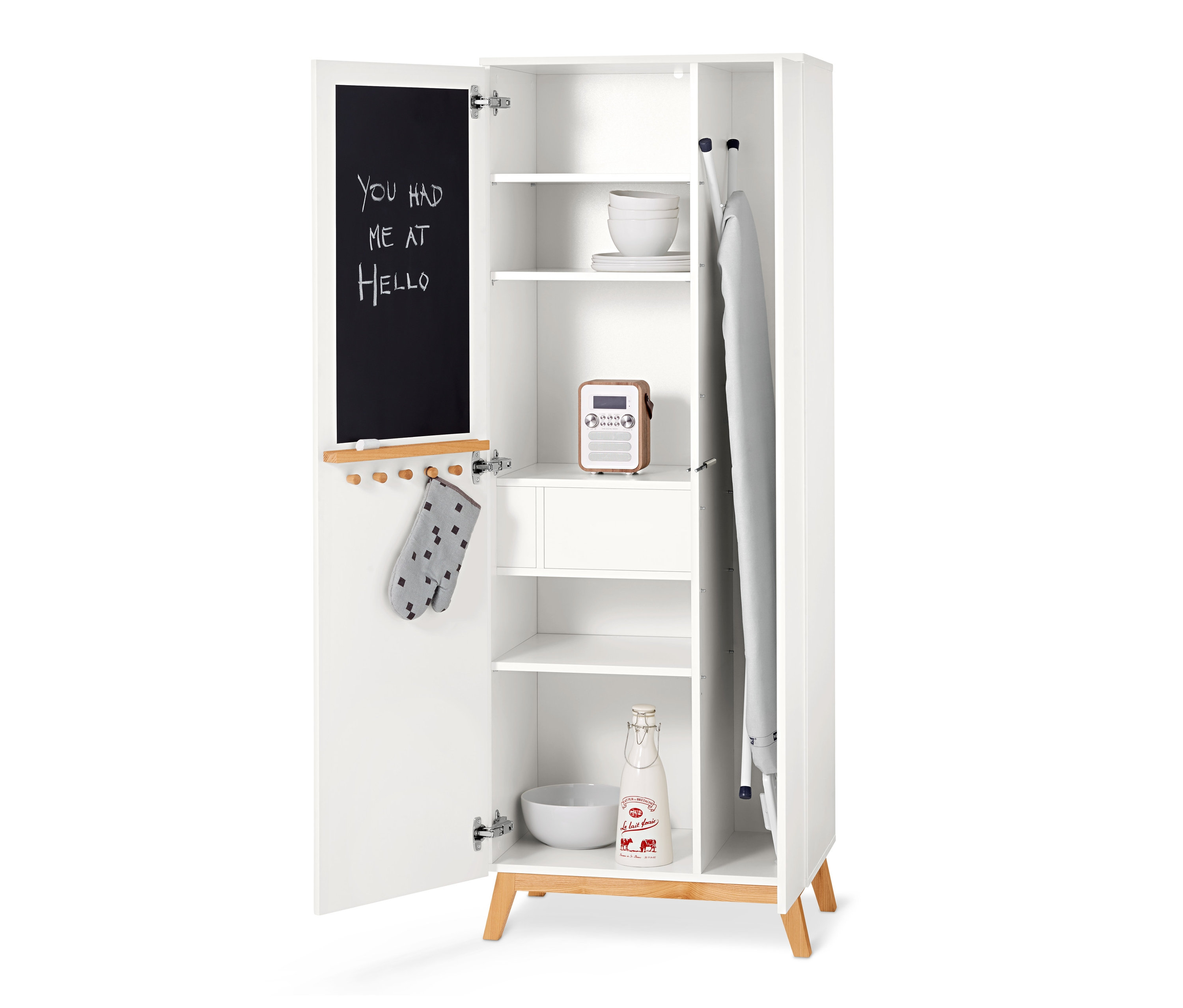 Otvorená multifunkčná skrinka s nápisom „You had me at hello“ na dverách, vnútri police s miskami, rádio a fľaša.