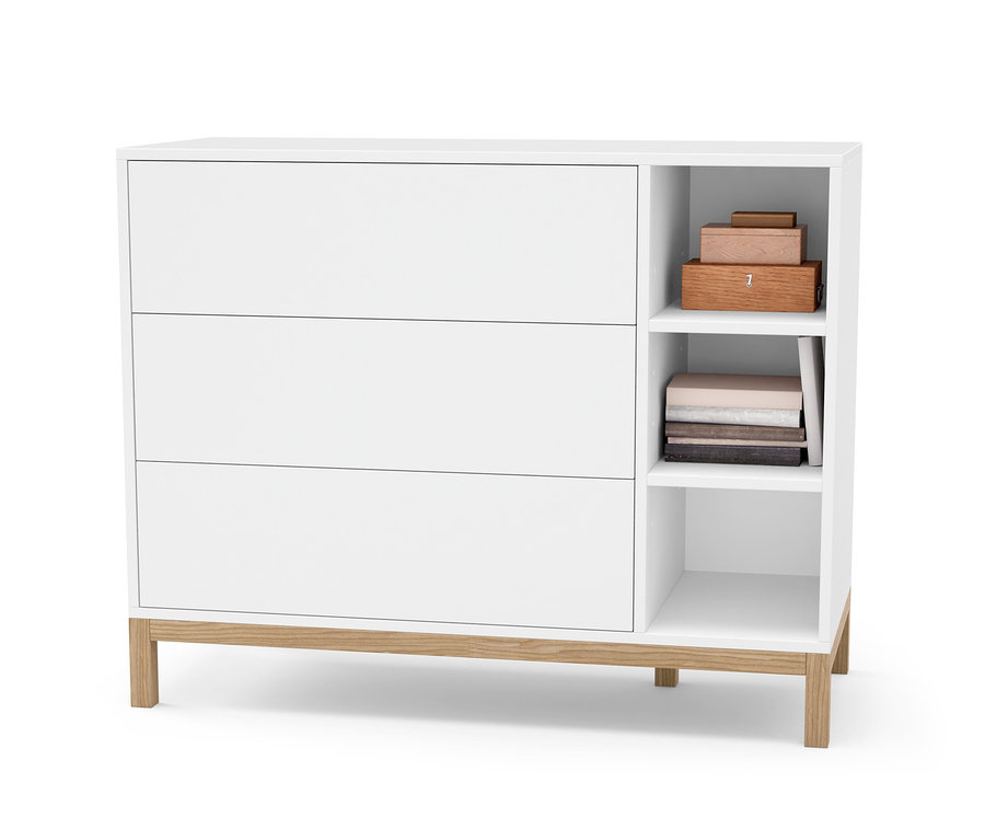 Biela komoda s tromi zásuvkami a otvorenými policami.