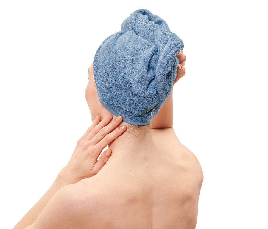 Žena s uterákovým turbanom na hlave.