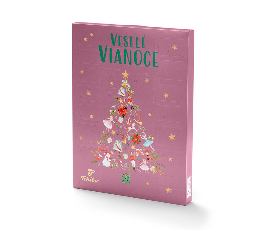 Fialový adventný kalendár Tchibo s motívom vianočného stromčeka.
